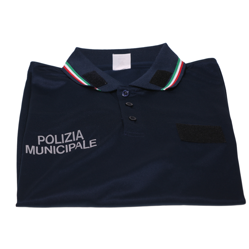 Polo blu con bandiera sul collo